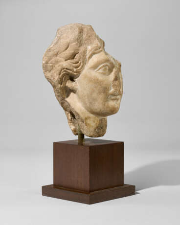 A ROMAN MARBLE HEAD OF A DEITY - Foto 2