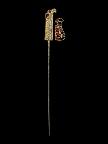 A FRANKISH GILT SILVER AND GARNET HAIR PIN WITH AN EAGLE TERMINAL - фото 1