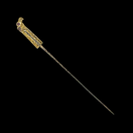 A FRANKISH GILT SILVER AND GARNET HAIR PIN WITH AN EAGLE TERMINAL - фото 4