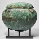 AN ETRUSCAN BRONZE LIDDED CAULDRON - photo 2