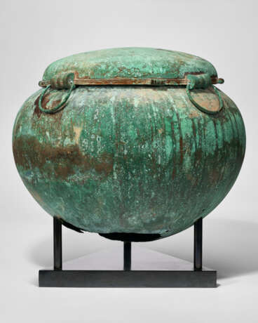 AN ETRUSCAN BRONZE LIDDED CAULDRON - photo 2