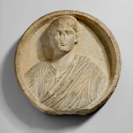 A ROMAN MARBLE CLIPEUS WITH A PORTRAIT BUST OF A YOUTH - Foto 1