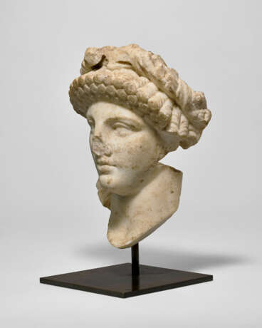 A ROMAN MARBLE ARCHAISTIC HEAD OF A DEITY - photo 2