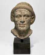 Civilisation étrusque. AN ETRUSCAN NENFRO PORTRAIT HEAD OF A MAN