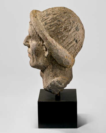 AN ETRUSCAN NENFRO PORTRAIT HEAD OF A MAN - photo 3