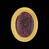 A GREEK GOLD AND GLASS FINGER RING WITH APHRODITE - Foto 1