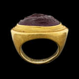 A GREEK GOLD AND GLASS FINGER RING WITH APHRODITE - Foto 2