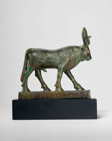 AN EGYPTIAN ELECTRUM-INLAID BRONZE APIS BULL - photo 1