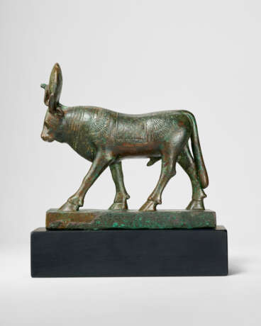 AN EGYPTIAN ELECTRUM-INLAID BRONZE APIS BULL - photo 3