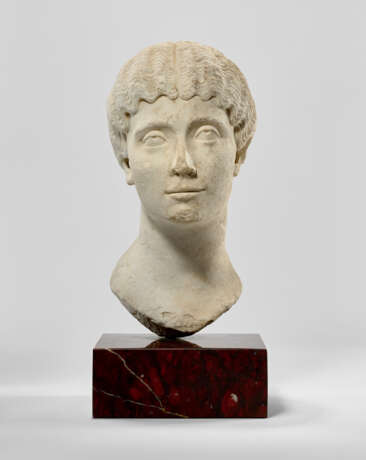 A ROMAN MARBLE PORTRAIT BUST OF A WOMAN - Foto 1