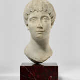 A ROMAN MARBLE PORTRAIT BUST OF A WOMAN - Foto 1