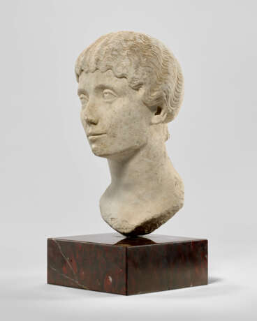 A ROMAN MARBLE PORTRAIT BUST OF A WOMAN - Foto 2