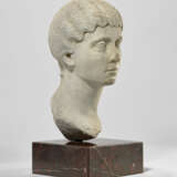 A ROMAN MARBLE PORTRAIT BUST OF A WOMAN - Foto 4