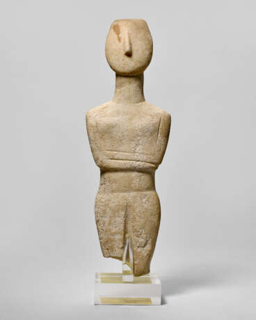 A CYCLADIC MARBLE FEMALE FIGURE - фото 1