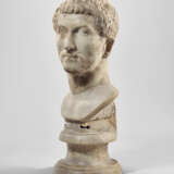 A ROMAN MARBLE PORTRAIT HEAD OF A MAN - photo 2