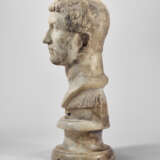 A ROMAN MARBLE PORTRAIT HEAD OF A MAN - photo 3