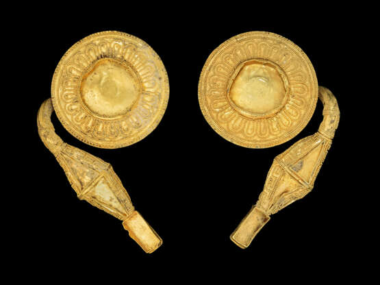 A PAIR OF ATTIC GOLD EARRINGS - photo 1