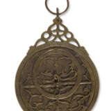 A BRASS ASTROLABE - фото 1