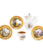 Usine de porcelaine Meissen. Gruppe aus Kaffeekanne mit Reliefdekor, Tasse mit Baumfällerszene und drei Untertassen mit Parkszenen und Goldgrund