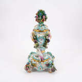 THREE PIECE PORCELAIN POT POURRI VASE WITH APPLIED BLOSSOMS AND PUTTI DECOR - Foto 2