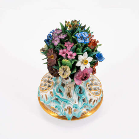 THREE PIECE PORCELAIN POT POURRI VASE WITH APPLIED BLOSSOMS AND PUTTI DECOR - Foto 9