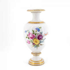 Große Vase mit Blumenstrauß