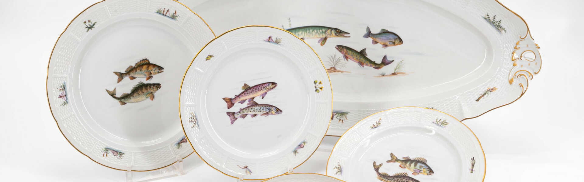 PORCELAIN FISH SERVICE FOR 14 PEOPLE