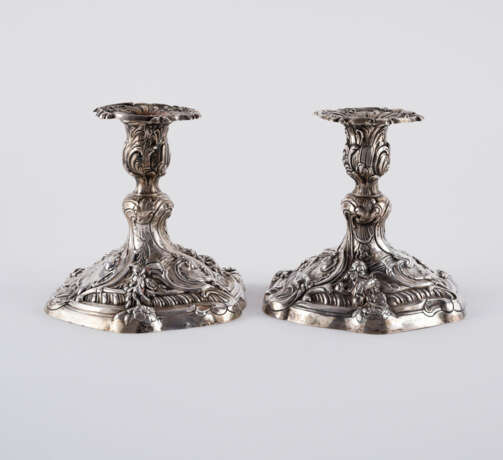 COUPLE LOW SILVER CANDLESTICK WITH RICHT BLOSSOMS AND ROCAILLE DECOR - photo 4