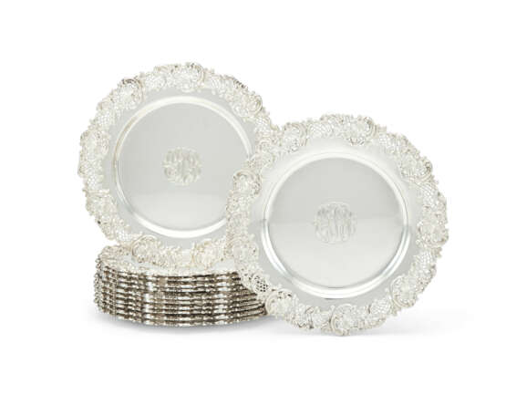 A SET OF TWELVE AMERICAN SILVER DINNER PLATES - Foto 1