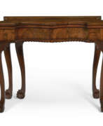 Mahagoni. A CHIPPENDALE CARVED MAHOGANY SERPENTINE-FRONT CARD TABLE