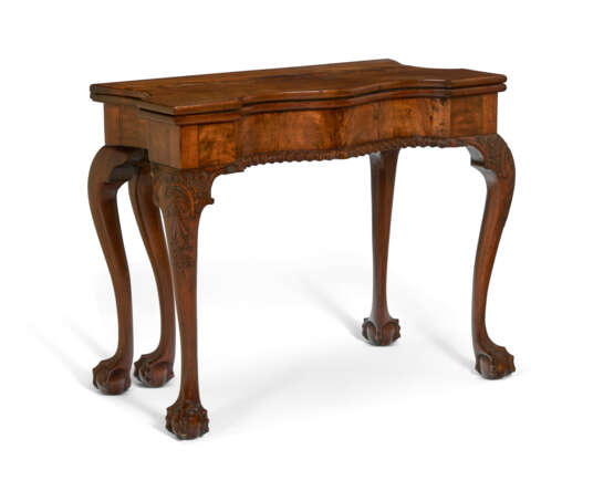 A CHIPPENDALE CARVED MAHOGANY SERPENTINE-FRONT CARD TABLE - photo 2