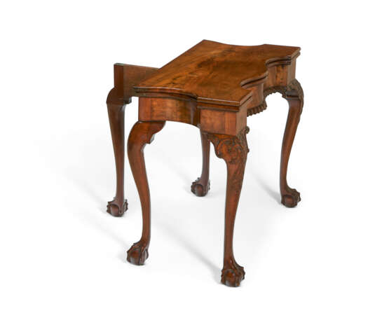 A CHIPPENDALE CARVED MAHOGANY SERPENTINE-FRONT CARD TABLE - photo 9