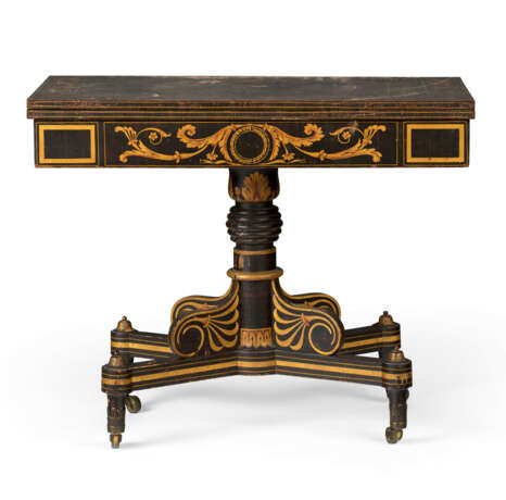 A CLASSICAL GILT-STENCILED AND SIMULATED ROSEWOOD CARD TABLE - Foto 1