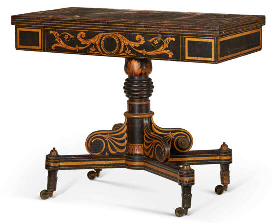 A CLASSICAL GILT-STENCILED AND SIMULATED ROSEWOOD CARD TABLE - Foto 2