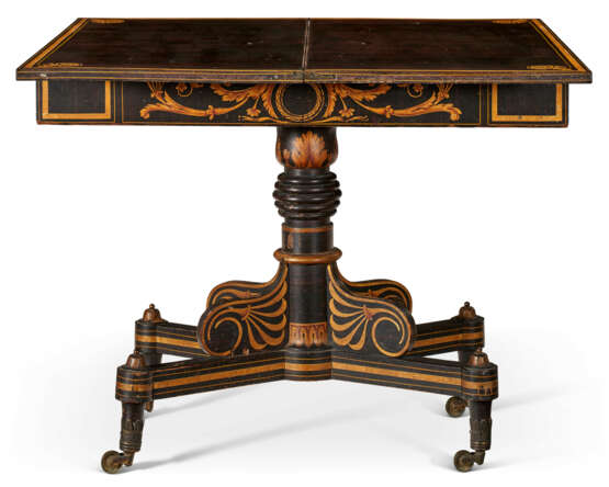 A CLASSICAL GILT-STENCILED AND SIMULATED ROSEWOOD CARD TABLE - Foto 5