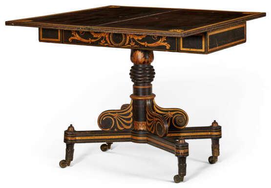 A CLASSICAL GILT-STENCILED AND SIMULATED ROSEWOOD CARD TABLE - Foto 6