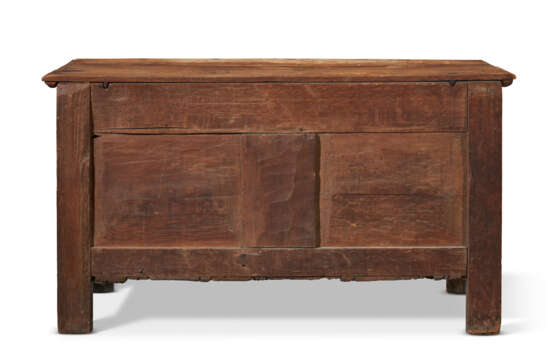 A CARVED AND JOINED OAK CHEST - Foto 7