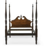 A FEDERAL CARVED MAHOGANY BEDSTEAD - photo 1