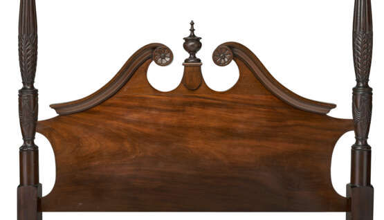 A FEDERAL CARVED MAHOGANY BEDSTEAD - photo 3