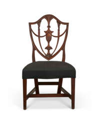 A FEDERAL CARVED MAHOGANY SIDE CHAIR