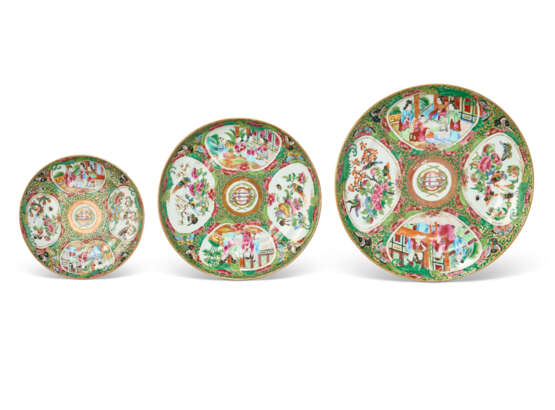 A CHINESE EXPORT PORCELAIN `ROSE MEDALLION` PART SERVICE MADE FOR PRESIDENT ULYSSES S. GRANT - photo 3