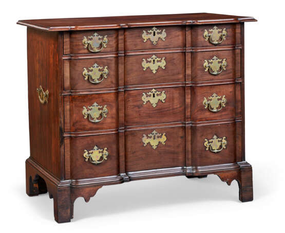 A CHIPPENDALE MAHOGANY BLOCK-FRONT CHEST-OF-DRAWERS - фото 2