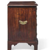 A CHIPPENDALE MAHOGANY BLOCK-FRONT CHEST-OF-DRAWERS - фото 5