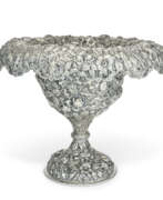 Plats et plateaux (Articles ménagers, Vaisselle). AN AMERICAN SILVER CENTERPIECE VASE