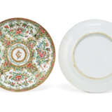 AN ASSEMBLED CHINESE EXPORT PORCELAIN ‘ROSE MEDALLION’ PART DINNER SERVICE - Foto 3