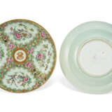 AN ASSEMBLED CHINESE EXPORT PORCELAIN ‘ROSE MEDALLION’ PART DINNER SERVICE - Foto 4