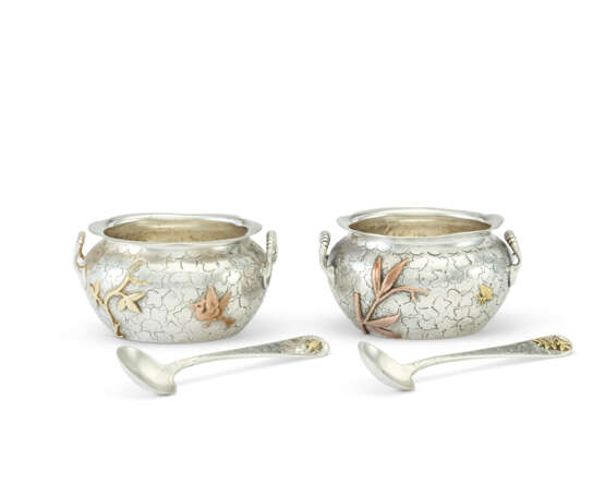 A PAIR OF AMERICAN SILVER AND MIXED METAL SALT CELLARS AND MATCHING SALT SPOONS - Foto 1