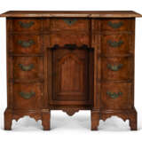 A QUEEN ANNE MAHOGANY BLOCK-FRONT KNEEHOLE BUREAU TABLE - Foto 1