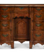 Queen Anne (1702-1714). A QUEEN ANNE MAHOGANY BLOCK-FRONT KNEEHOLE BUREAU TABLE