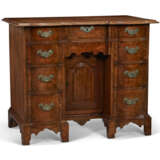 A QUEEN ANNE MAHOGANY BLOCK-FRONT KNEEHOLE BUREAU TABLE - Foto 2